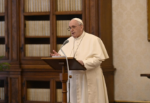 pope-francis-prays-for-homeless-man-who-died-in-freezing-cold-near-st.-peter’s-square