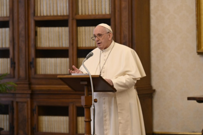 pope-francis-prays-for-homeless-man-who-died-in-freezing-cold-near-st.-peter’s-square