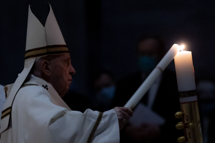 pope-francis-at-easter-vigil:-‘the-risen-lord-loves-us-without-limits’