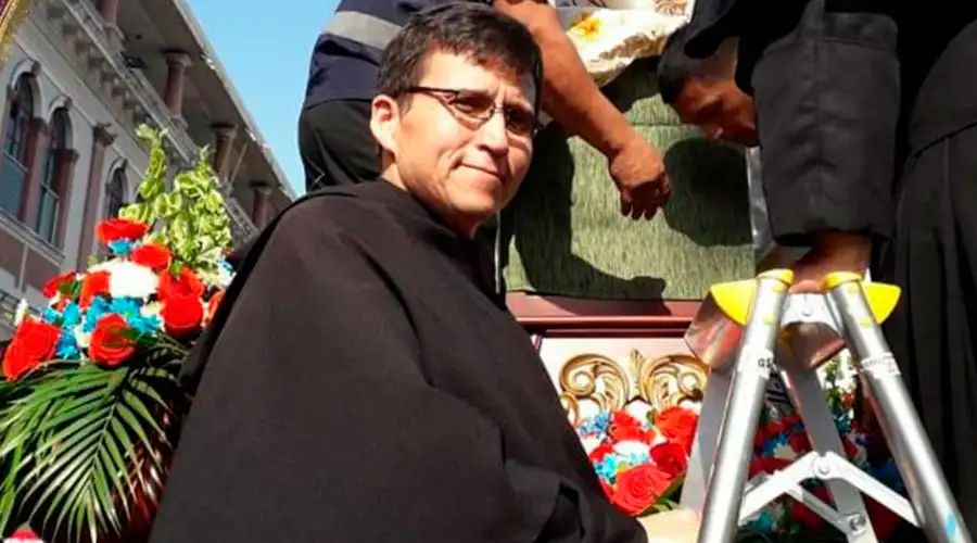ecuadorian-priest-awarded-by-city-for-feeding-hundreds-of-the-needy-daily