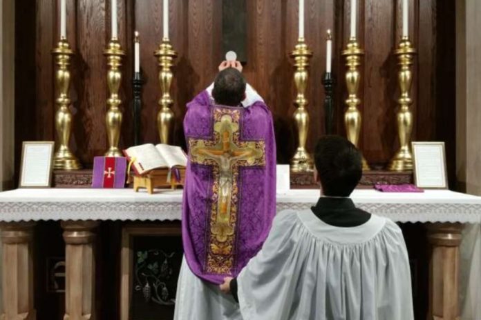 2,800-catholics-sign-traditional-latin-mass-petition-delivered-to-arlington-bishop