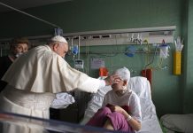 pope-francis-visits-ukrainian-refugee-children-hospitalized-in-rome