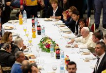 pope-francis-wants-us-to-do-this-when-we-give-to-the-poor