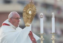 pope-francis-won’t-preside-at-corpus-christi-mass-and-procession-due-to-knee-pain