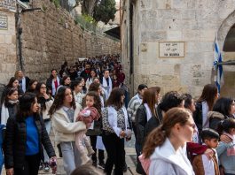 photos:-1,000-christian-youth-walk-the-via-dolorosa-in-jerusalem-for-peace