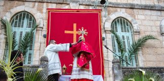 photos:-palm-sunday-procession-in-holy-land-celebrates-‘joy-in-being-christians’