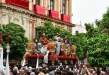 faithful-line-the-streets-of-seville,-spain,-for-holy-week-processions 