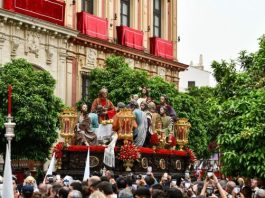 faithful-line-the-streets-of-seville,-spain,-for-holy-week-processions 