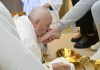 photos:-pope-francis-washes-the-feet-of-inmates-at-women’s-prison-in-rome