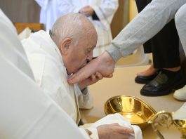 photos:-pope-francis-washes-the-feet-of-inmates-at-women’s-prison-in-rome