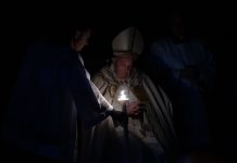 pope-francis-at-easter-vigil:-christ-‘is-the-one-who-brings-us-from-darkness-into-light’